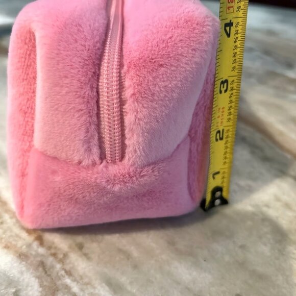 NWT ~ MALLOWS 🩷 FUZZY PLUSH BEAUTY BAG - Picture 8 of 8